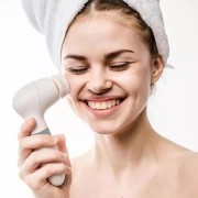 UNIQ Facial Cleansing Brush - elektryczna szczotka do oczyszczenia twarzy 